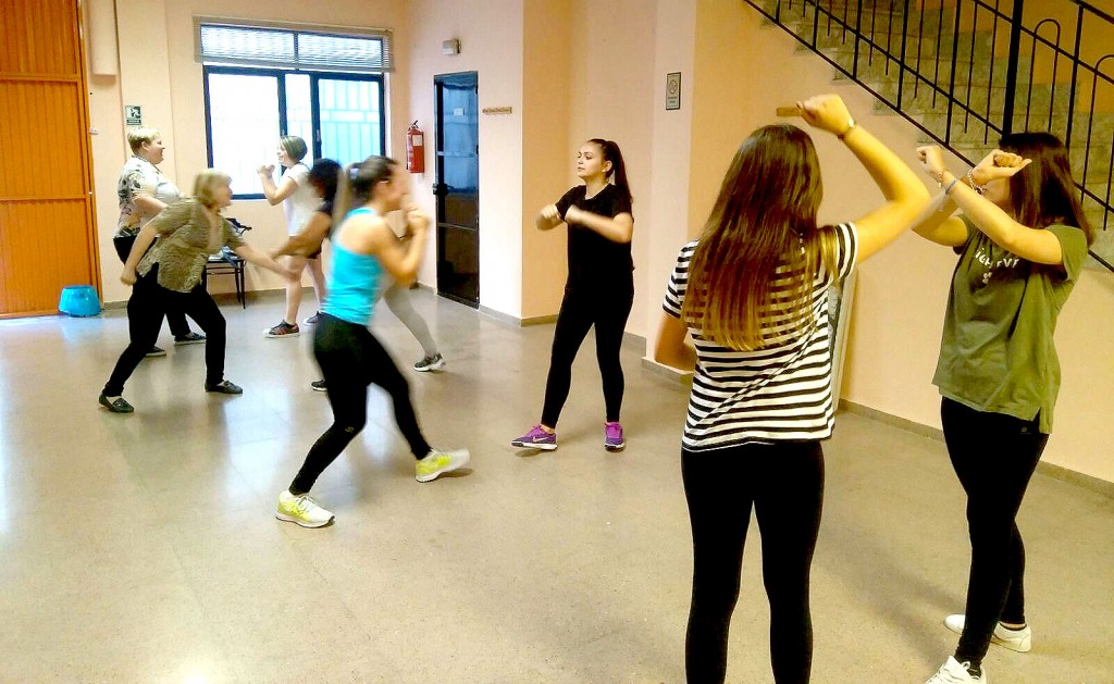 15 mujeres participan en un curso de defensa personal yawara yitsu 60e7fa73830bd