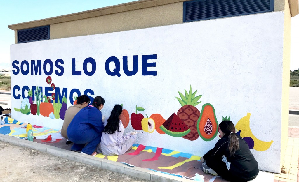 alumnos del ies romano garcia animan a los vecinos a llevar una dieta mas saludable a traves de un mural 60e7fbc6f3764