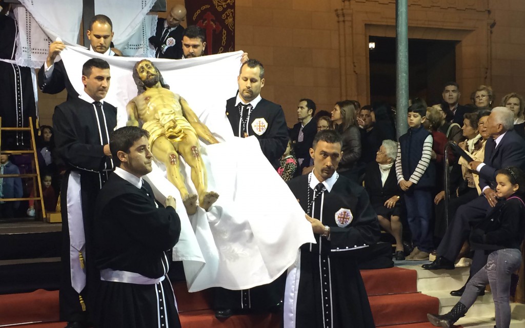 cientos de personas asisten al santo desenclavamiento en viernes santo en lorqui 60e8014303f3e