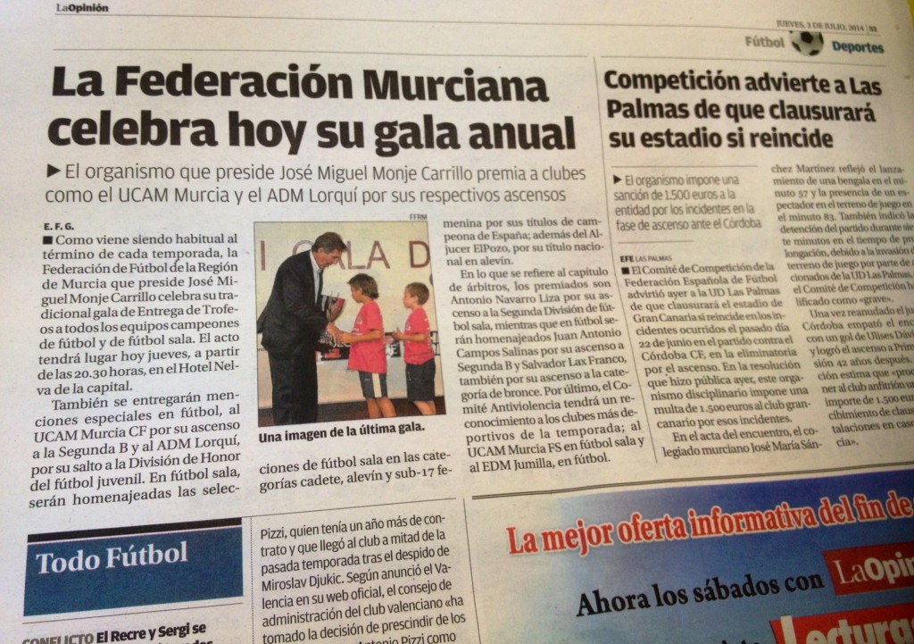 el adm lorqui recibe un premio de la federacion de futbol de la region 60e802c681c23 1
