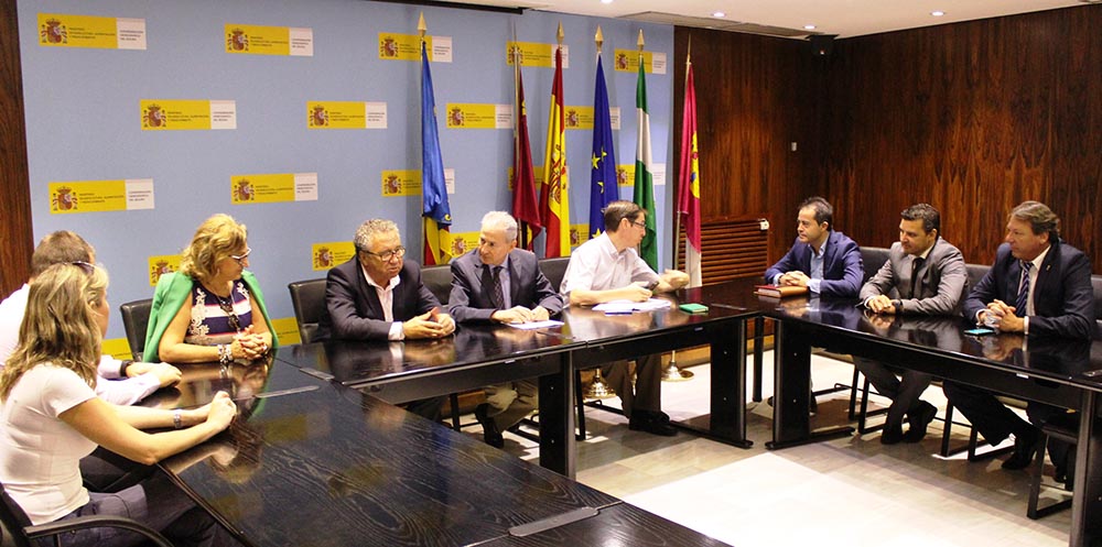 el alcalde asiste a una reunion en la chs para conocer el programa de corte de canas en el rio 60e8005c33a81
