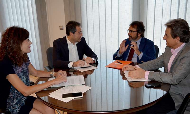 el alcalde de lorqui recibe al consejero de fomento para tratar asuntos de interes para el municipio 60e7fe18afdd4