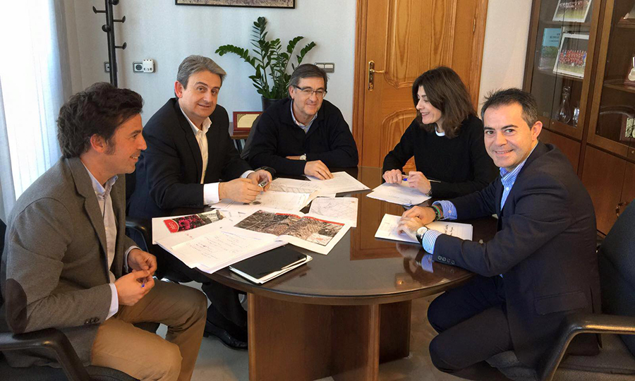 el alcalde pide a carreteras una mejora en los accesos y las vias de las zonas industriales de lorqui 60e7ff45a2156