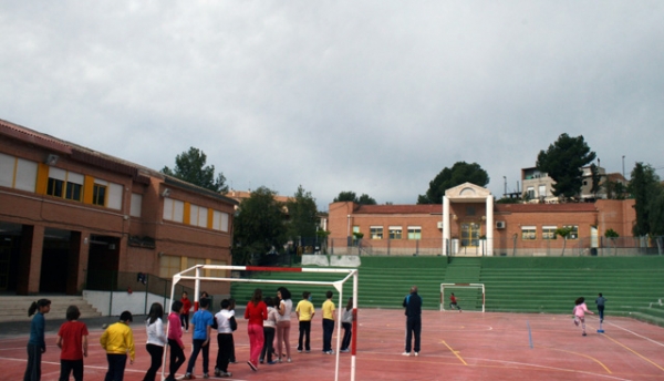 el ayuntamiento de lorqui invierte 18 000 euros en la renovacion de la pista deportiva del colegio dolores escamez 60e805784b9ee