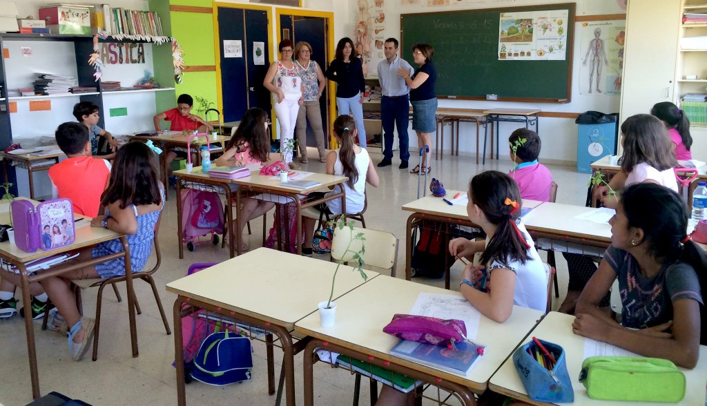 el ayuntamiento reparte 700 tomateras entre los alumnos de lorqui para celebrar el dia del medio ambiente 60e8010a4a31d