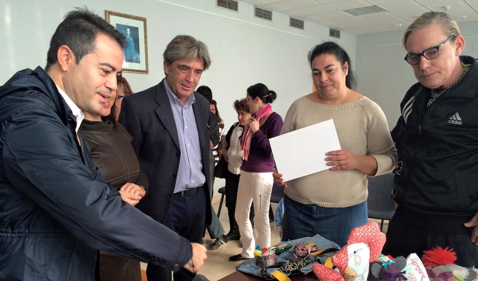 entrega de diplomas a los alumnos y alumnas del taller de costura 60e801e0bf9bc