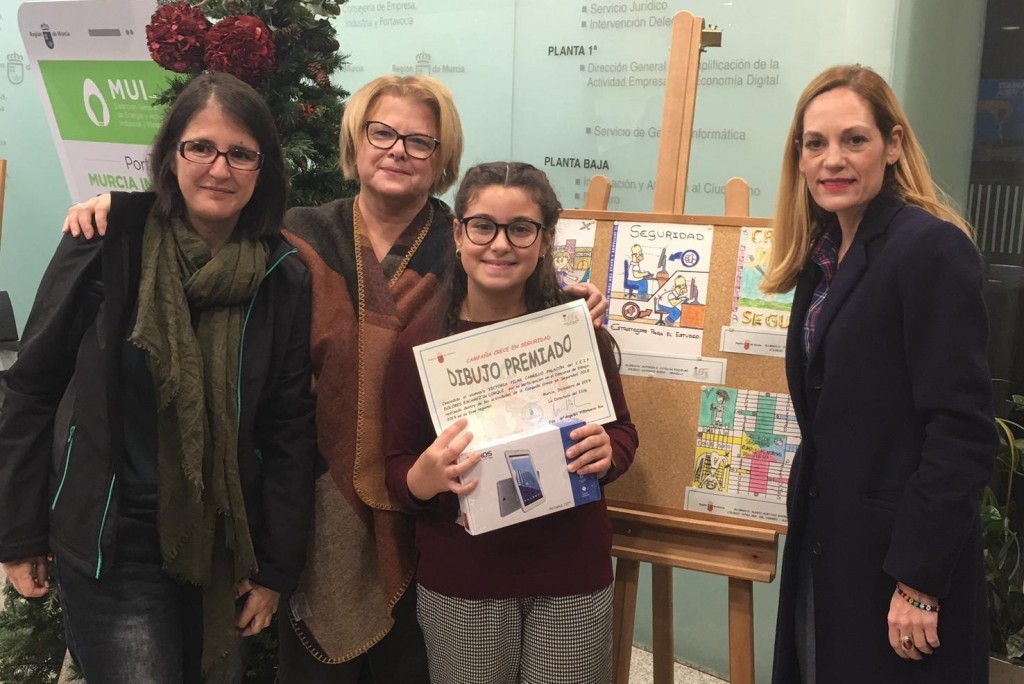 la joven ilorcitana victoria pilar carrillo palazon recibe el premio regional de la campana crece en seguridad 60e7f58e83fe3