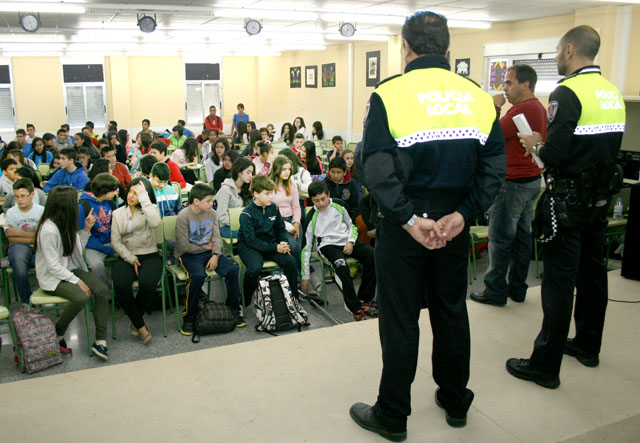 la policia local ensena a los jovenes a identificar los riesgos en su entorno y afrontarlos con responsabilidad 60e803a812d02