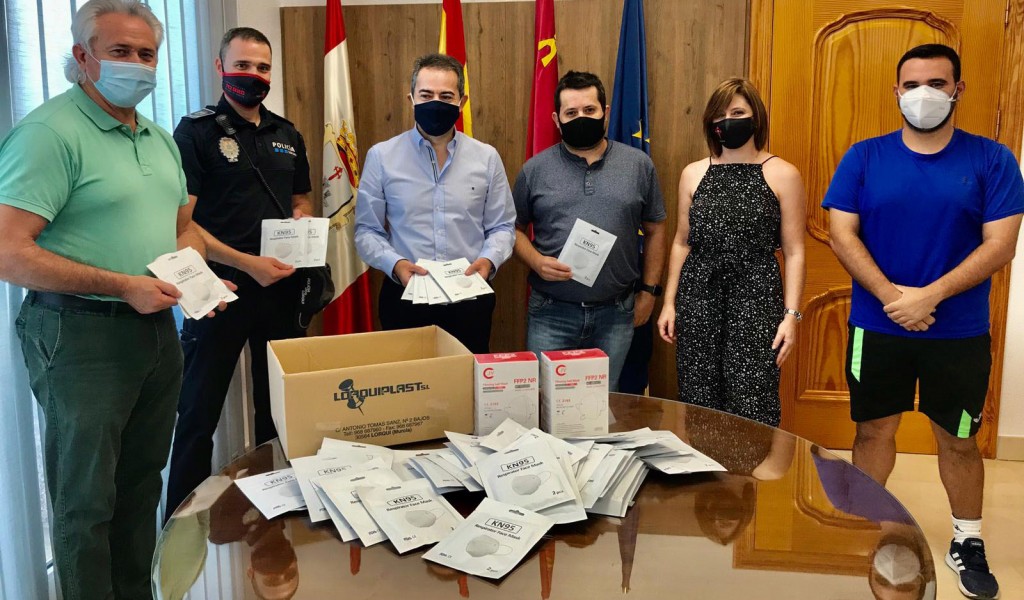lorquiplast dona 150 mascarillas ffp2 para la policia local 60e7f37244ff1