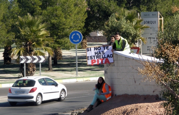 los alumnos del ies romano garcia celebran san valentin pidiendo una pitada a los conductores 60e805b587554