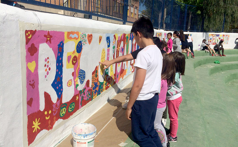 los alumnos y alumnas del ies romano garcia y del colegio dolores escamez se unen para pintar el tren de los valores 60e7fb9a471bc
