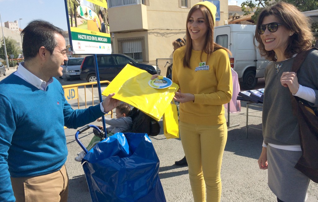 reparten mas de 700 bolsas para reciclar en el mercado semanal 60e8016d5adc4
