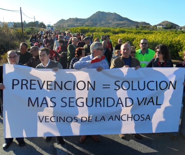 un centenar de vecinos se manifiestan para exigir mas seguridad en la carretera de la anchosa 60e805c622ec3