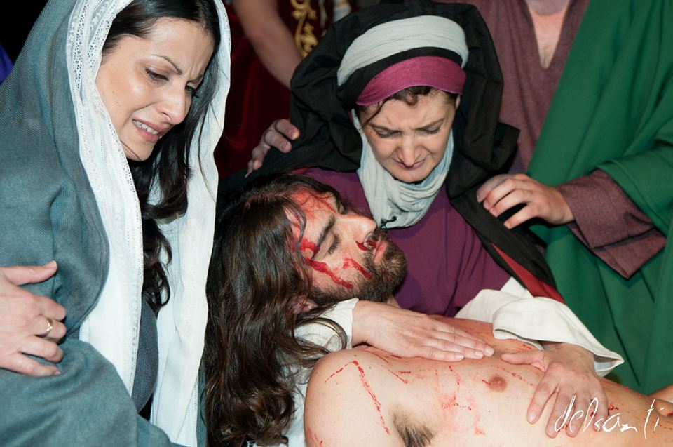 un centenar de vecinos y vecinas de lorqui recrean la pasion de cristo en domingo de ramos 60e8016950823