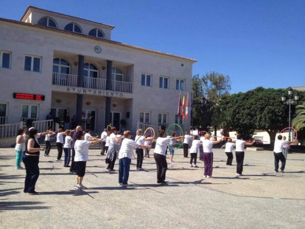 unas 50 personas practican gerontogimnasia en la plaza del ayuntamiento con motivo de la i semana saludable 60e8054d3e999