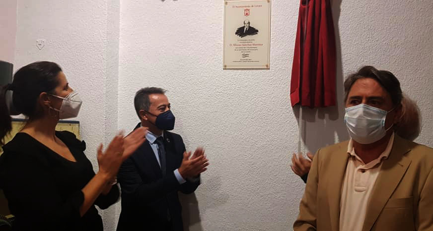 lorqui homenajea al periodista y critico de cine alfonso sanchez con una placa en el auditorio municipal 61838e065e188