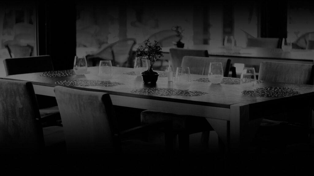 Comedor elegante con decoración moderna y ambiente acogedor Diseño web Restaurante La Cabaña