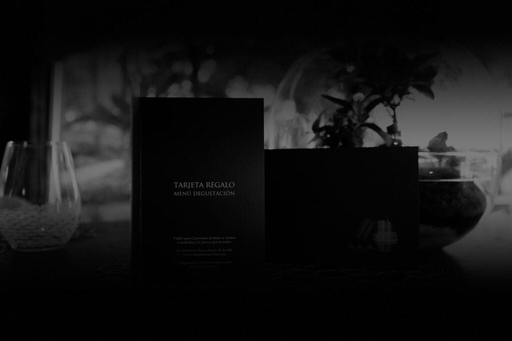Tarjeta regalo minimalista en negro. Diseño web Restaurante La Cabaña