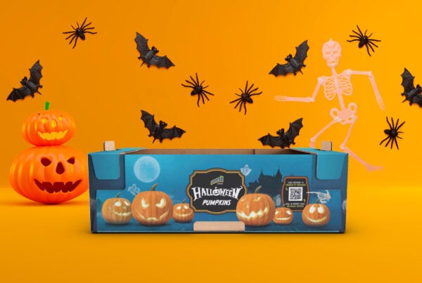 Calabazas de Halloween y decoración espeluznante con fantasmas y murciélagos en fondo naranja.