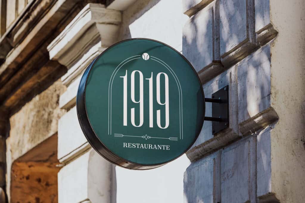 Rótulo de restaurante 1919 en fachada histórica Rótulo de restaurante 1919 en fachada histórica, ideal para branding y web en el sector de hostelerí.
