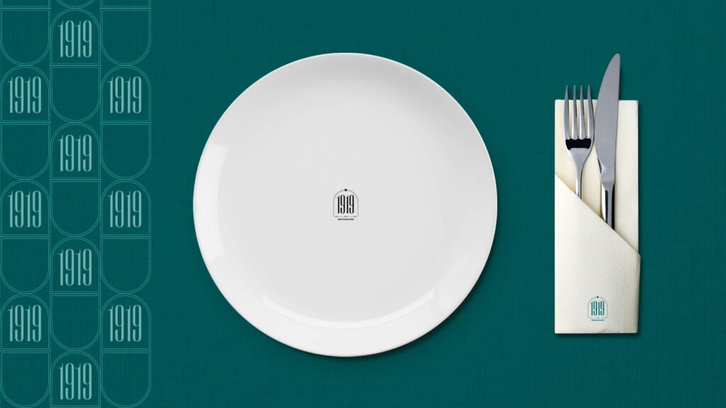 Plato y cubiertos de restaurante 1919 Restaurante 1919 | Branding y web