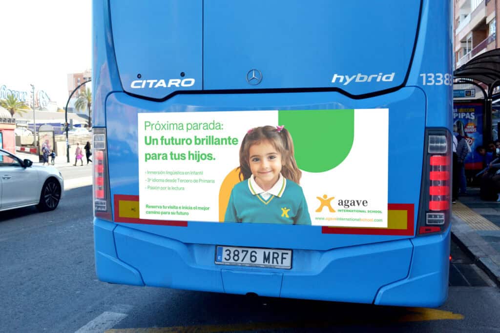 Campaña creativa Agave International School Publicidad en autobús para Agave International School.