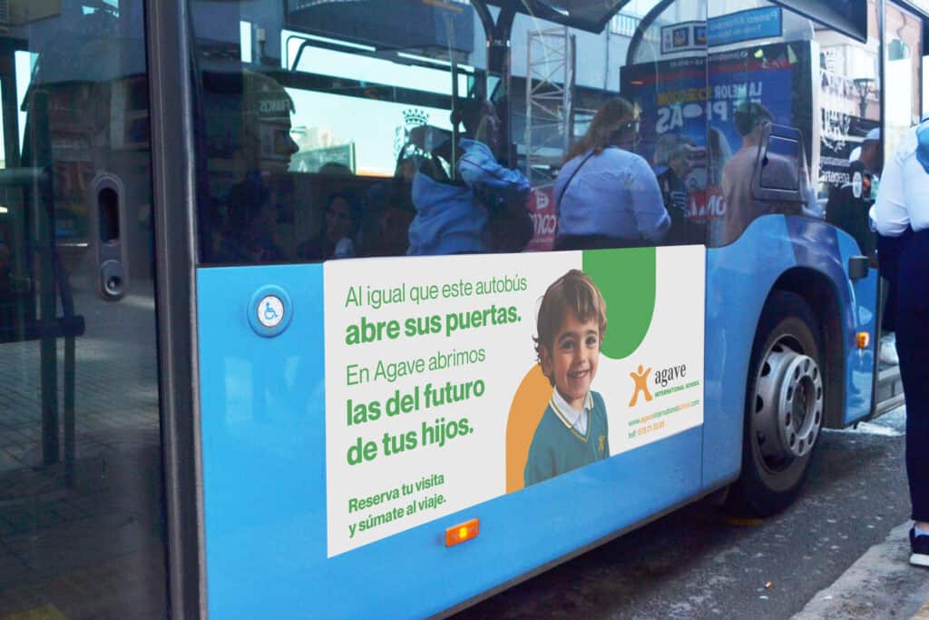 Puerta de autobús con campaña Agave International School Puerta de autobús con cartel de campaña escolar Agave International School en la ciudad.