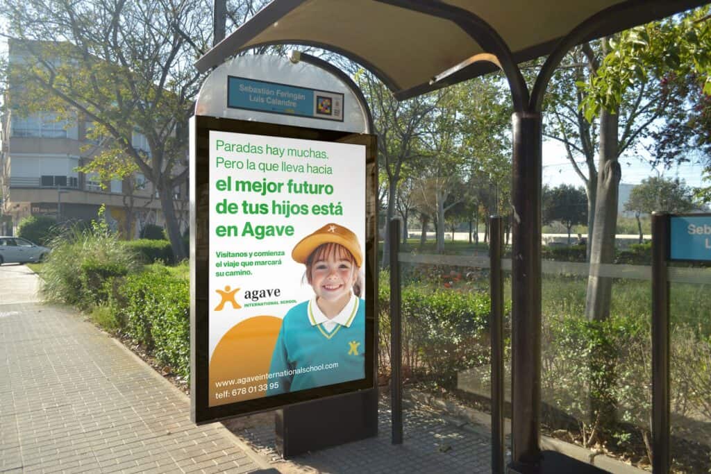 Campaña creativa Agave School Parada de autobús con anuncio de Agave International School.