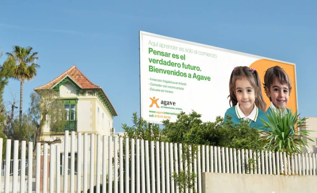 Pensar es el verdadero futuro de Agave International School Cartel publicitario de Agave International School con niños sonriendo.
