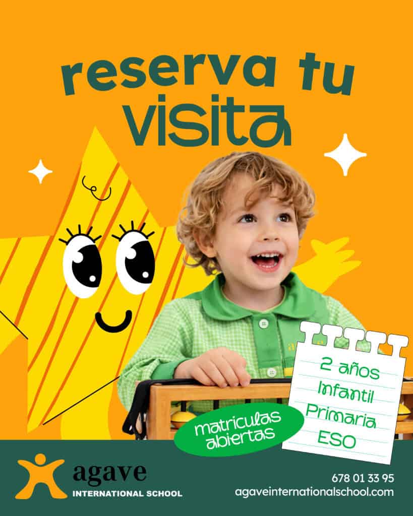 Reserva tu visita a Agave International School Niño sonriendo con cartel de reserva de visita en Agave International School.